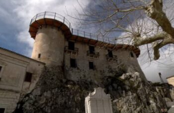 Macchiagodena, il borgo sorvegliato dal leone di pietra