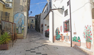 Passeggiata tra murales arbëreshë